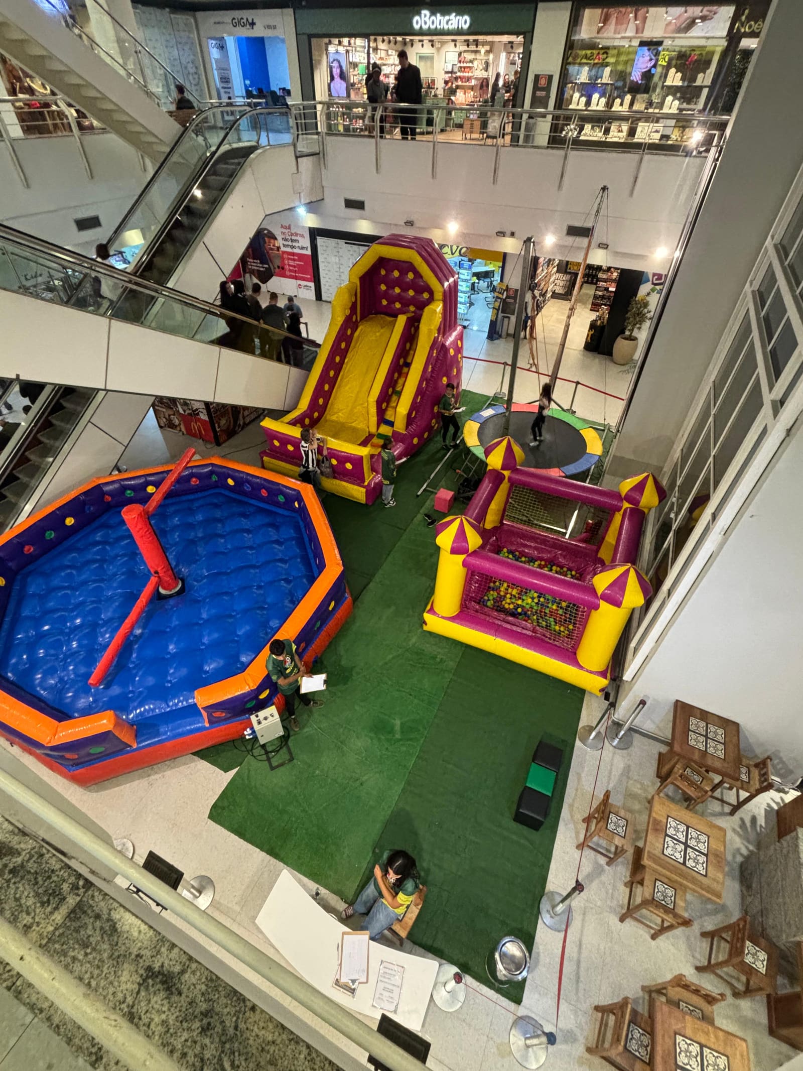 Ativação da Frisports com múltiplos brinquedos infláveis montados em corredor de shopping