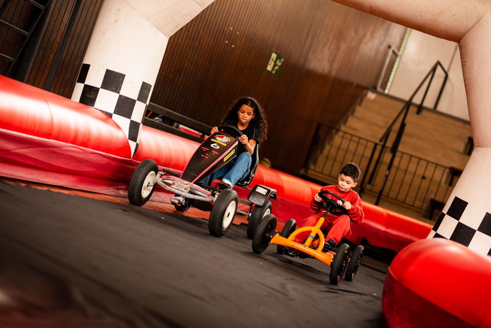 Pedal Kart Frisports em pista inflável, evento com pilotos em ação